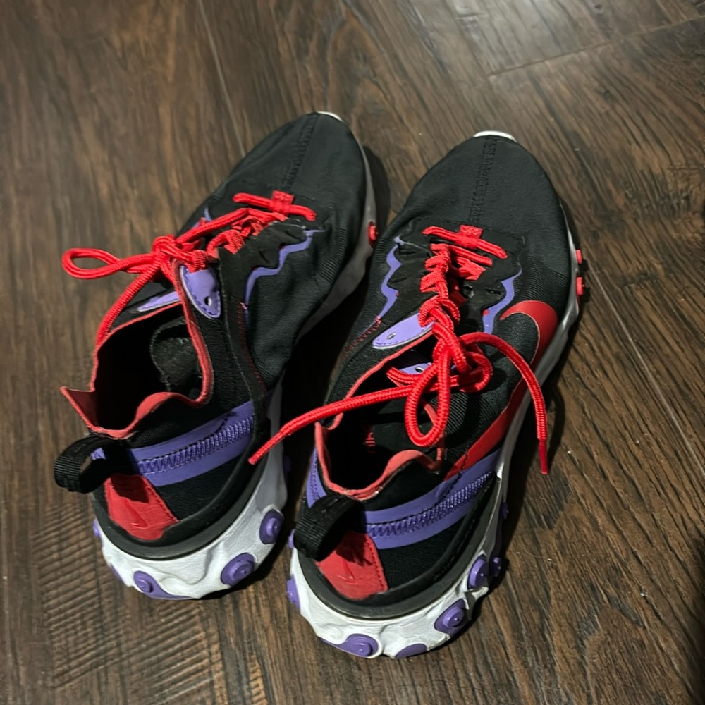 Nike women’s running/workout or casual shoe! In amazing condition.